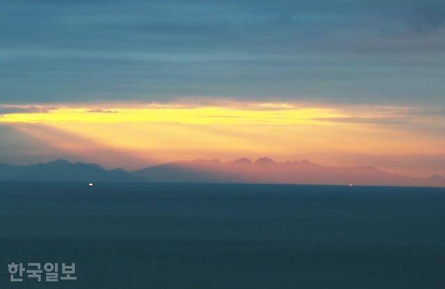 도초도 '자산어보' 촬영지에서 멀리 수평선 끝으로 흑산도가 보인다.