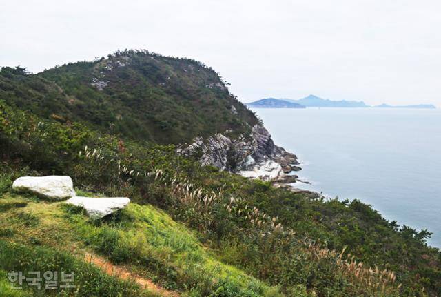 영화 '자산어보' 촬영지 앞 해안 풍경. 거친 갯바위는 낚시꾼들이 즐겨 찾는 곳이다.