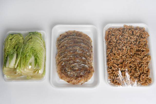 서울 신영시장에서 구입한 배추·쥐포·호두. 모두 PVC랩으로 포장돼 있다. 물기가 없어 PE랩으로 포장하는데 별로 어려움이 없는 제품이지만 전통시장에서는 PVC랩이 널리 쓰인다. 환경부가 연매출 10억 원 미만의 업체는 PVC포장재 금지 대상에서 제외했기 때문이다. 한지은 인턴기자