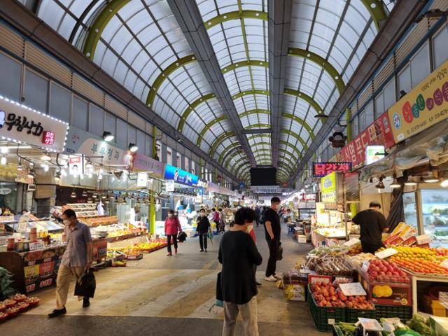 서울 양천구 신영시장에 과일, 반찬가게 등이 줄지어 있다. 절반 이상이 PVC랩을 사용하고 있었다. 이현지 인턴기자