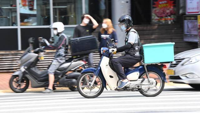 지난해 9월 서울 대학로 일대에서 남성 배달원이 오토바이를 타고 주행하고 있다. 배우한 기자