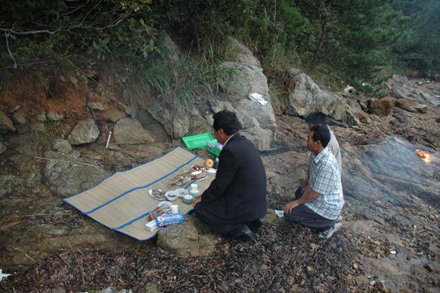 전남 장흥군 노력도에서 갯제를 지내는 모습. 문화재청 제공