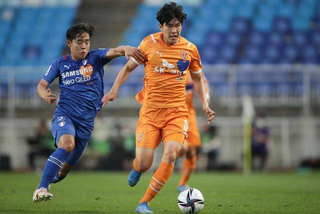 수원 삼성 강현묵과 제주 유나이티드 김봉수가 5월 12일 수원월드컵경기장에서 열린 하나원큐 K리그1 수원과 제주와의 경기에서 볼 경합을 하고 있다. 프로축구연맹