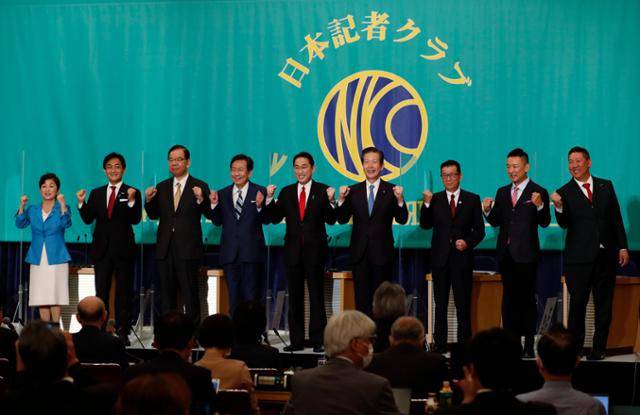 지난 18일 일본기자클럽 주최로 열린 9당 당수 토론에서 9개 당 대표가 손을 맞잡고 기념촬영을 하고 있다. 9개 정당 중 입헌민주당 등 5개 정당이 이번 중의원 선거에서 후보 단일화를 성사시켰다. 왼쪽부터 후쿠시마 미즈호 사민당 대표, 다마키 유이치로 국민민주당 대표, 시이 가즈오 일본공산당 위원장, 에다노 유키오 입헌민주당 대표, 기시다 후미오 총리(자민당 총재), 야마구치 나쓰오 공명당 대표, 마쓰이 이치로 일본유신회 대표, 야마모토 다로 레이와신센구미 대표, 다치바나 다카시 NHK와 재판하고 있는 당 대표. 도쿄=AP 연합뉴스