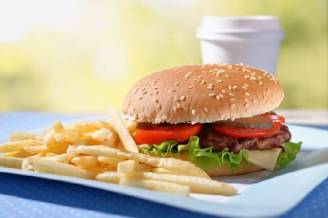 패스트푸드가 수면장애를 유발할 수 있다는 연구 결과가 있다./사진=게티이미지뱅크