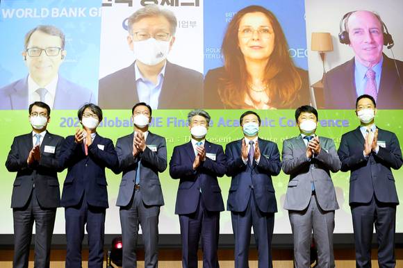 사진은 20일 서울 을지로 기업은행 본점에 개최된 창립 60주년 기념 글로벌 중소기업금융 학술 컨퍼런스에서 윤종원 기업은행장(오른쪽에서 네번째)과 정진욱 한국경제학회장(오른쪽에서 세 번째) 및 컨퍼런스 참석자들이 기념촬영을 하고 있는 모습. [사진=기업은행]