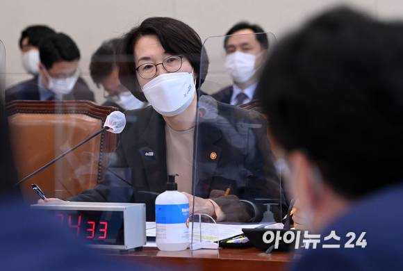 임혜숙 과학기술정보통신부 장관이 20일 오전 서울 여의도 국회에서 열린 과학기술정보방송통신위원회의 과학기술정보통신부 종합감사에서 의원 질의에 답하고 있다. [사진=김성진 기자]