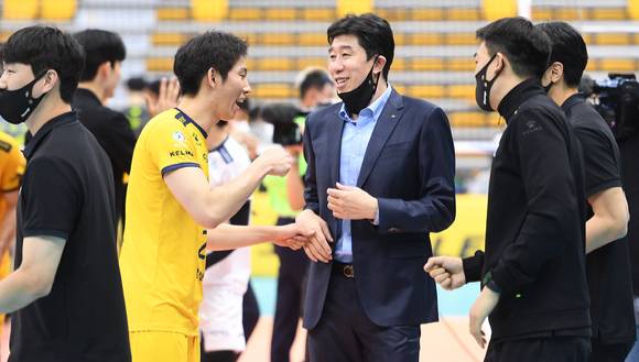 KB손해보험 후인정 감독이 20일 열린 현대캐피탈과 홈 경기에서 V리그 사령탑 데뷔승을 거뒀다. [사진=한국배구연맹(KOVO)]