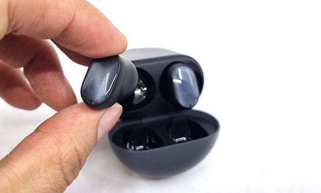 케이스에 넣어 충전하고 꺼내면 바로 이용 가능 상태가 된다