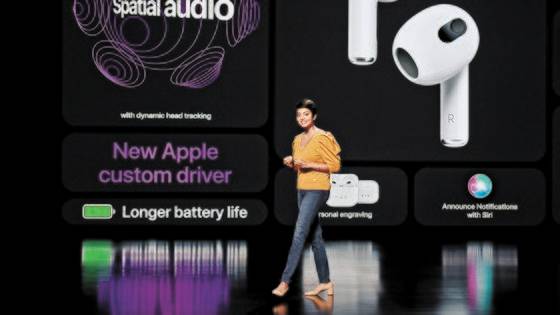 미국 캘리포니아주 애플파크에서 18일 열린 온라인 스페셜 이벤트에서 애플의 수스미타 두타 매니저가 3세대 에어팟의 특징을 설명하고 있다. [연합뉴스]