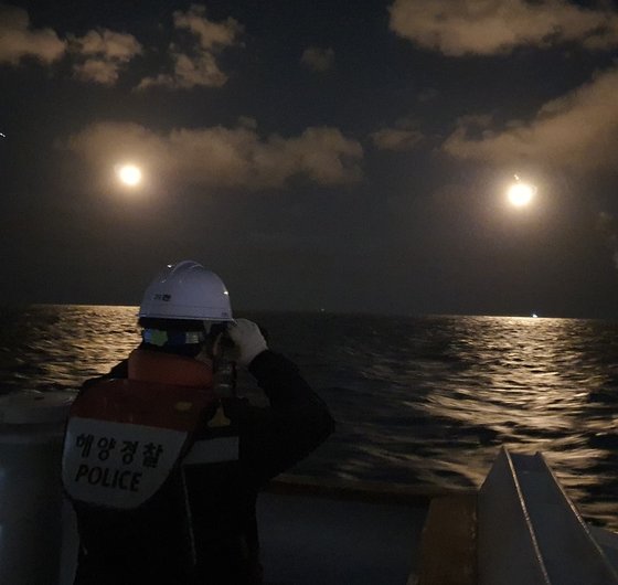 20일 0시5분쯤 전북 군산시 어청도 남서쪽 124㎞ 해상에서 239t 중국 어선 A호가 전복됐다는 신고를 접수한 해경이 경비함정과 항공기를 급파해 8명을 구조하고, 실종된 7명을 찾고 있다. 사진 군산해경