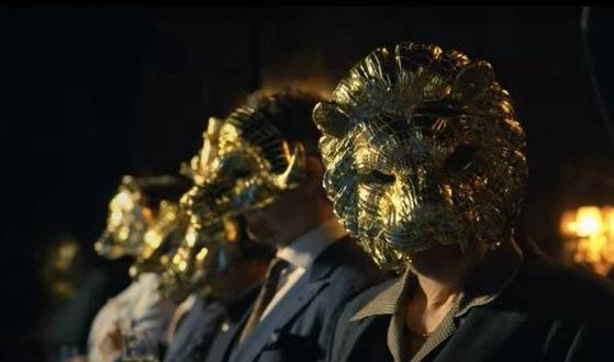 오징어게임에서 외국인 배우가 연기하는 VIP의 모습. 해외 시청자들 사이에서 이들의 연기를 두고 ″드라마를 망쳤다″는 악평이 이어지고 있다. [인터넷 캡처]