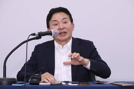 국민의힘 대선 경선 후보인 원희룡 전 제주지사가 20일 오전 대구 수성구 국민의힘 대구시당 강당에서 열린 대구·경북 기자간담회에 참석해 취재진의 질문에 답하고 있다. 뉴스1