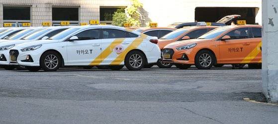 지난달 14일 서울의 한 법인택시 회사 주차장에 운행 나갈 카카오택시들이 주차돼 있다. 연합뉴스
