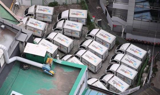 서울 시내 물류센터에 주차된 쿠팡 배송 차들. 연합뉴스