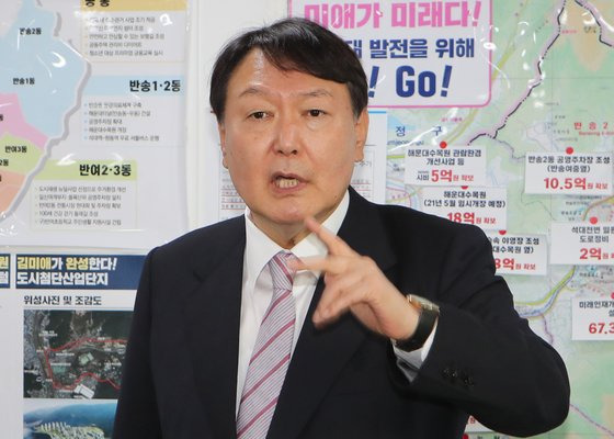 윤석열 전 검찰총장이 지난 19일 오전 부산 해운대구 해운대을 당원협의회를 방문해 당원들에게 지지를 호소하고 있다. 송봉근 기자