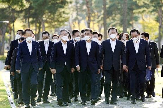 14일 정부세종컨벤션센터에서 열린 '균형발전 성과와 초광역협력 지원전략 보고' 행사 직후, 문재인 대통령과 이재명 더불어민주당 후보 등 참석자들이 기념촬영을 하기 위해 대통령기록관으로 이동하고 있다. 청와대사진기자단