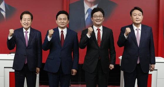 20일 오후 대구 MBC에서 열린 국민의힘 대선 경선 후보자 대구·경북 합동토론회 시작 전 후보자들이 포즈를 취하고 있다. 왼쪽부터 홍준표, 원희룡, 유승민, 윤석열 후보. 연합뉴스