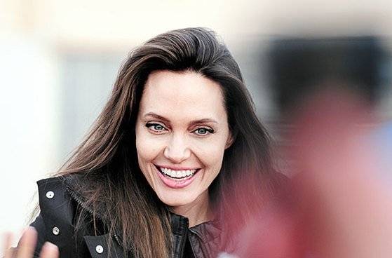 2013년 유전자 검사 후 유방암에 걸릴 확률을 줄이기 위해 절제수술 받은 안젤리나 졸리. [중앙포토]