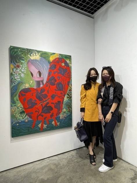 좌측부터 한수민 후원자 겸 홍보대사, 조부경 총괄기획 대표/사진=위버스 제공