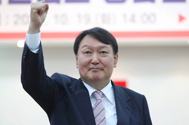 국민의힘 대선주자인 윤석열 전 검찰총장이 지난 19일 창원 의창구 경남도당에서 열린 ‘경남 선대위 임명장 수여식’에서 발언 후 손을 들어 인사하고 있다.  연합뉴스