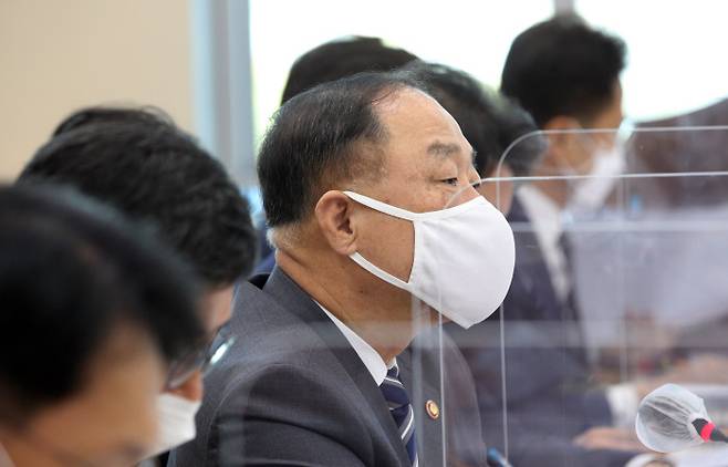 홍남기 부총리 겸 기획재정부 장관이 20일 국회에서 열린 2021년도 기획재정위원회 국정감사에서 답변하고 있다. &nbsp;국회사진기자단