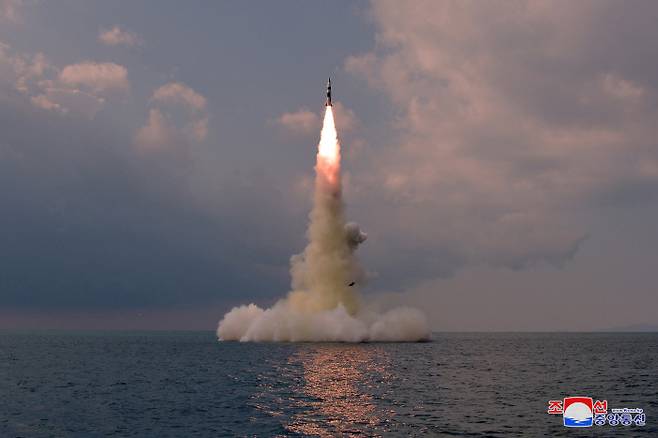조선중앙통신이 20일 공개한 북한의 잠수함발사탄도미사일(SLBM) 발사장면. 연합뉴스