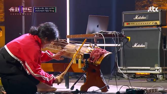 밴드 ‘카디’의 멤버 박다울이 슈퍼밴드2 예선에서 거문고를 활용한 연주를 선보이는 모습. JTBC 유튜브 화면 캡처