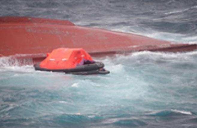 20일 오전 독도 북동쪽 168㎞ 해상에서 전복된 72t급 홍게잡이 통발어선인 울진 후포선적 A호 옆에 구명벌 1정이 떠 있는 상태로  발견됐다. 하지만 구명벌은 텅빈 상태였다. 동해지방해양경찰청 제공