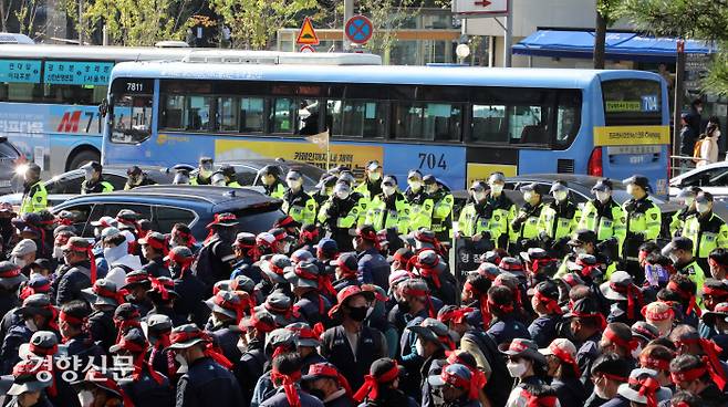 버스 승객 하차…혼잡한 서대문역 사거리 민주노총 조합원들이 20일 서울 서대문역 사거리에 모여 총파업 집회를 열자 운행 중이던 버스 운전사가 승객들을 하차시키고 회차를 기다리고 있다. 박민규 선임기자 parkyu@kyunghyang.com