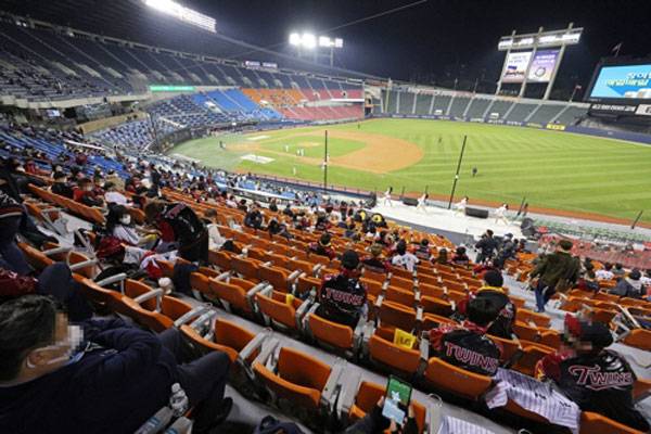 수도권 백신 패스가 도입된 이후 첫 프로야구 경기가 열린 지난 19일 서울 잠실야구장에서 야구팬들이 키움과 LG의 경기를 보고 있다.  [사진 출처 = 연합뉴스]