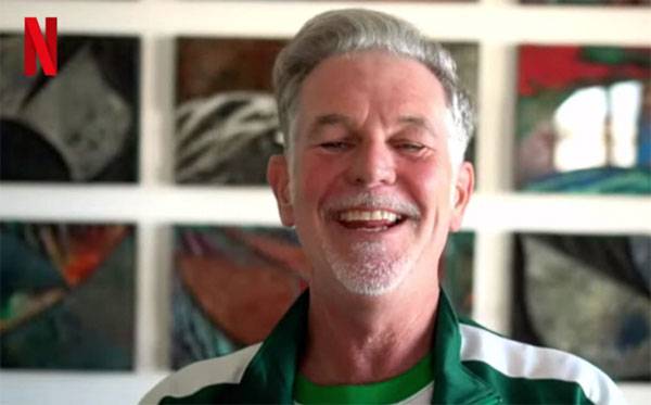 19일(현지시간) 리드 헤이스팅스 넷플릭스 최고경영자(CEO)가 오징어게임복을 입고 3분기 실적을 발표하고 있다. [사진 제공 = 넷플릭스]