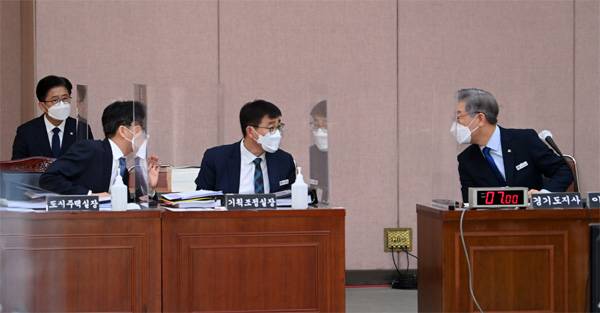 이재명 더불어민주당 대선후보가 20일 경기도청에서 열린 국회 국토교통위원회 국정감사에 경기도지사 자격으로 참석해 의원들의 질의를 받고 도청 직원과 답변을 논의하고 있다. [한주형 기자]