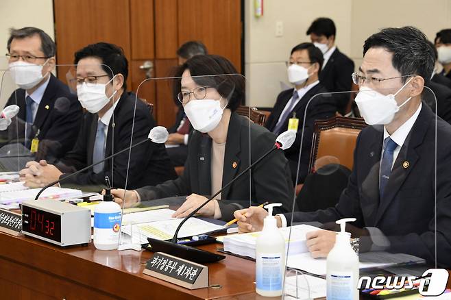 (서울=뉴스1) 오대일 기자 = 임혜숙 과학기술정보통신부 장관이 20일 여의도 국회에서 열린 ‘2021년 과학기술정보통신부 종합감사’에서 의원들의 질의에 답하고 있다. 2021.10.20/뉴스1