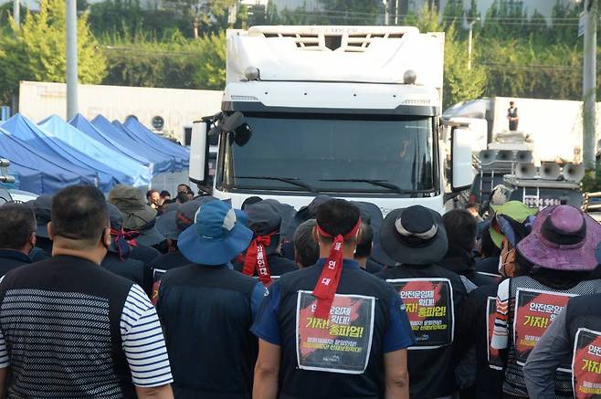 민주노총 화물연대 노조원들이 지난달 24일 오전 충북 청주시 흥덕구 송정동 SPC삼립 공장 앞에서 물류배송 차량의 진입을 막아서고 있다./사진= 뉴시스