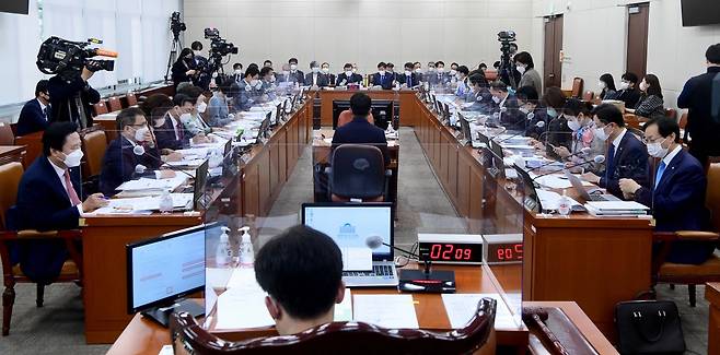 20일 서울 여의도 국회에서 열린 보건복지위원회의 보건복지부와 질병관리청·식품의약품안전청 등에 대한 종합국정감사에서 권덕철 보건복지부 장관이 의원 질의에 답하고 있다./사진=뉴스1