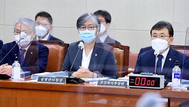 20일 서울 여의도 국회에서 열린 보건복지위원회의 보건복지부와 질병관리청·식품의약품안전청 등에 대한 종합국정감사에서 정은경 질병관리청장이 의원 질의에 답하고 있다./사진=뉴스1