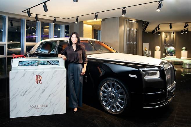 롤스로이스가 서울 청담 부티크와 부산 전시장에서 자개 아티스트 류지안 작가와 협업한 팬텀 갤러리를 선보인다. /사진=롤스로이스