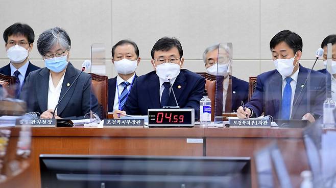 20일 서울 여의도 국회에서 열린 보건복지위원회의 보건복지부와 질병관리청·식품의약품안전청 등에 대한 종합국정감사에서 권덕철 보건복지부 장관이 의원 질의에 답하고 있다./ 사진=뉴스1