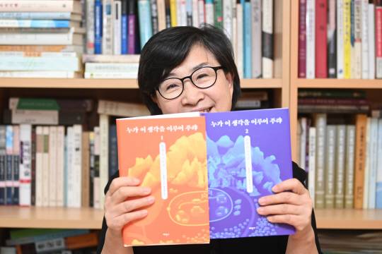 박무영 연세대 교수가 지난 12일 서울 서대문구 연세대 자신의 연구실에서 문화일보와의 인터뷰를 하기에 앞서 홍길주의 ‘숙수념’을 번역해 펴낸 ‘누가 이 생각을 이루어 주랴’를 들어 보이고 있다. 책 표지에 가상공간 숙수념의 그림이 그려져 있다.  김선규 기자