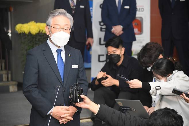 더불어민주당 대선 후보인 이재명 경기도지사가 20일 경기도 수원시 경기도청에서 열린 국회 국토교통위원회의 경기도에 대한 국정감사를 마친 후 취재진 질문에 답하고 있다. [연합]