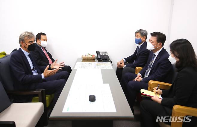 [제주=뉴시스] 우장호 기자 = 20일 오후 제주도청 2층 도지사권한대행실에서 후안 이그나시오 모로(왼쪽) 주한 스페인대사와 구만섭(오른쪽 가운데) 제주도지사권한대행이 면담하고 있다. 이날 면담은 지난 6월 문재인 대통령의 스페인 순방 당시 한국과 스페인 간 관광교류 활성화 일환으로, 스페인 '산티아고 순례길'과 한국 '제주 올레길'에 상호 상징구간을 만들기로 논의한 데 따른 후속 조치다. 2021.10.20. woo1223@newsis.com