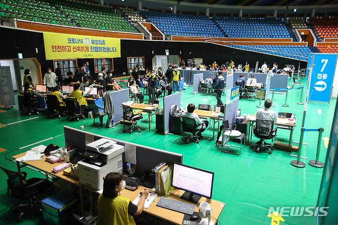 [제주=뉴시스] 우장호 기자 = 12일 제주시 오라1동 한라체육관에 마련된 예방접종센터에서 시민들이 코로나19 백신 접종을 위해 대기하고 있다. 2021.10.12. woo1223@newsis.com