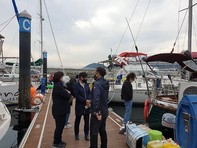 [여수=뉴시스] 20일 오후 특성화고 현장실습 피해자 유가족들이 전남 여수시 웅천 요트선착장을 찾아 고 홍정운 실습생을 죽음으로 내몬 사고 현장에서 안타까워하고 있다.. (사진=전남청소년노동인권센터 제공) *재판매 및 DB 금지