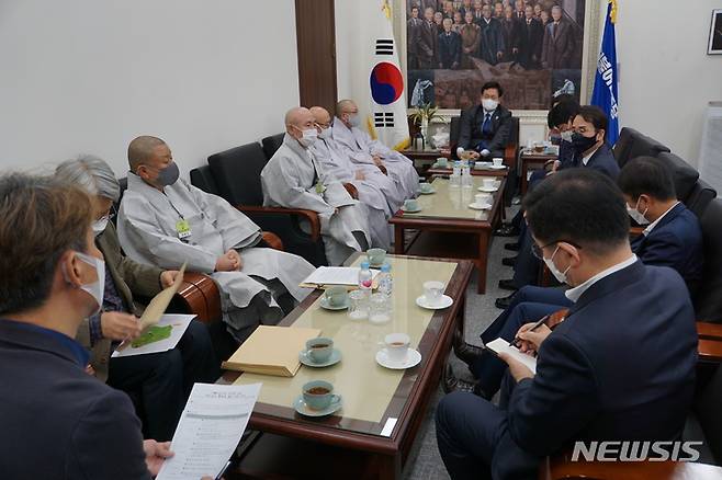 [서울=뉴시스] 20일 오후 더불어민주당 당사를 방문한 대한불교조계종 대표단과 송영길 당대표와의 면담 (사진= 대한불교조계종 제공) 2021.10.20.