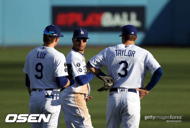 [사진] LA 다저스 가빈 럭스(왼쪽)가 무키 베츠, 크리스 테일러와 이야기를 하고 있다. ⓒGettyimages(무단전재 및 재배포 금지)