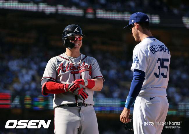 [사진] 애틀랜타 작 피더슨(왼쪽)이 LA 다저스 옛 동료 코디 벨린저를 보며 웃고 있다. ⓒGettyimages(무단전재 및 재배포 금지)