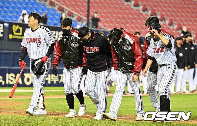 [OSEN=잠실, 지형준 기자]경기를 마치고 LG 선수들이 패배를 아쉬워하며 그라운드를 나서고 있다. &nbsp; /jpnews@osen.co.kr