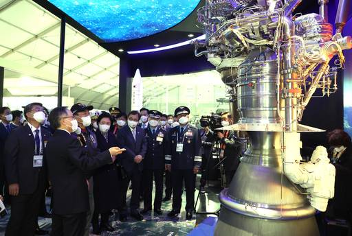 문재인 대통령이 20일 경기도 성남시 서울공항에서 열린 2021 서울 국제 항공우주 및 방위산업 전시회에서 한화에어로스페이스 전시장을 관람하고 있다. 뉴시스