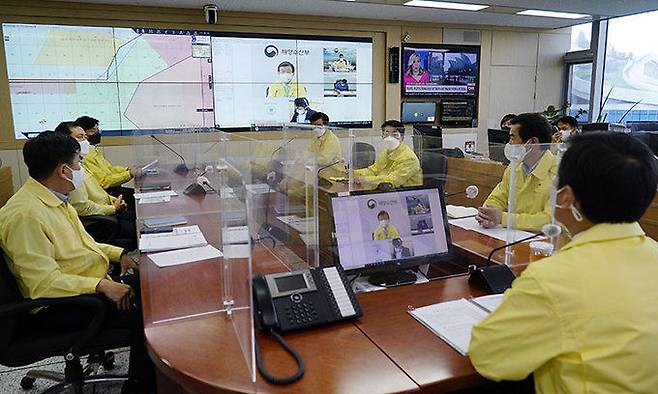 문성혁 해양수산부 장관(오른쪽)이 20일 세종시 정부세종청사에서 경북 울릉군 독도 북동쪽 해상에서 발생한 통발어선 '11일진호' 전복사고와 관련해 긴급 상황점검 회의를 열고 발언하고 있다. 해양수산부 제공